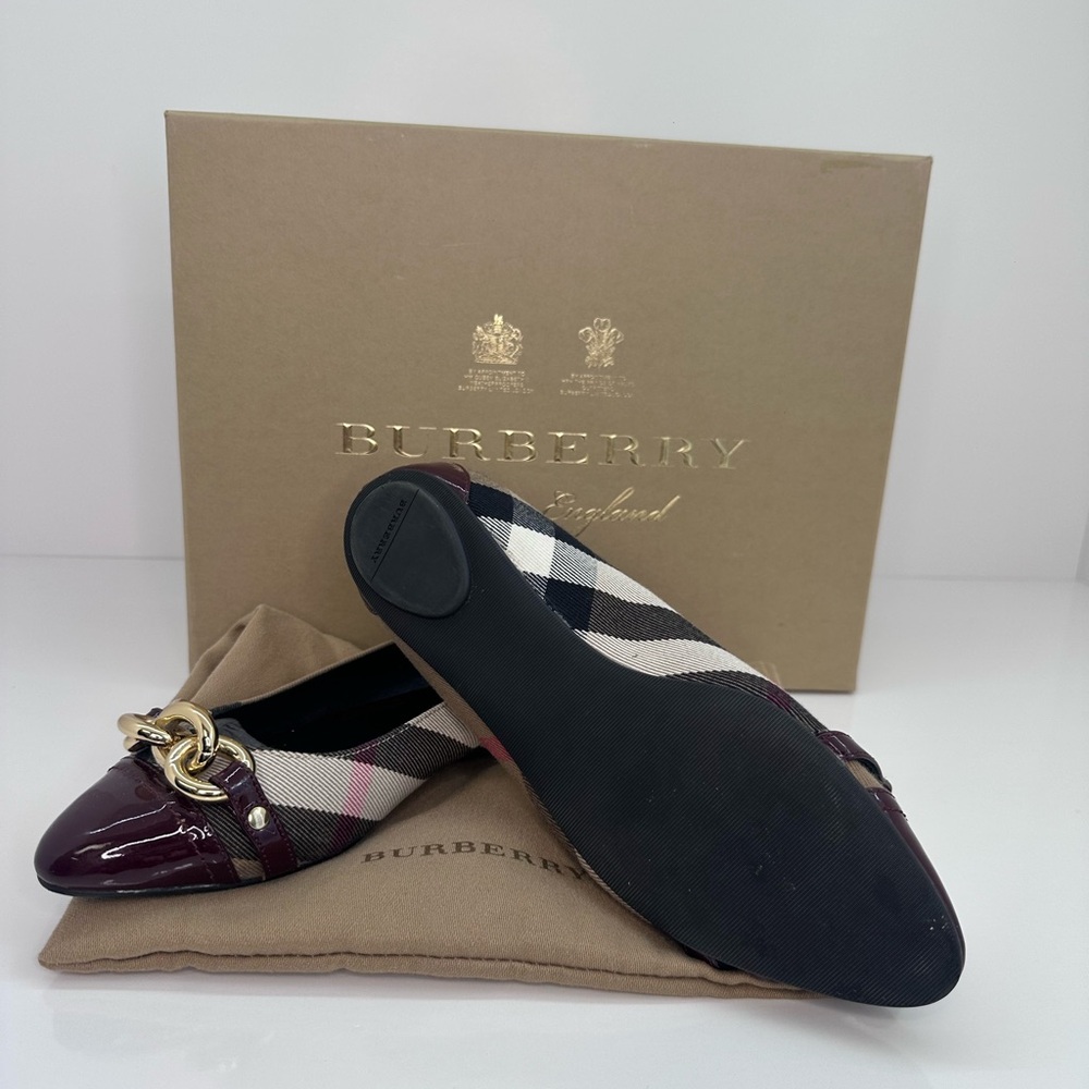 Stylish Women's Plaid Flats with Gold Chain Accent - Picture 4 of 9